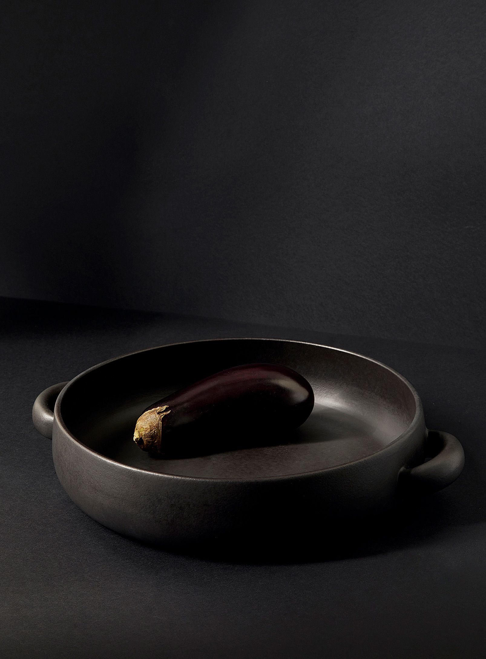 Gharyan Stoneware Serving Plate With Handles In Black