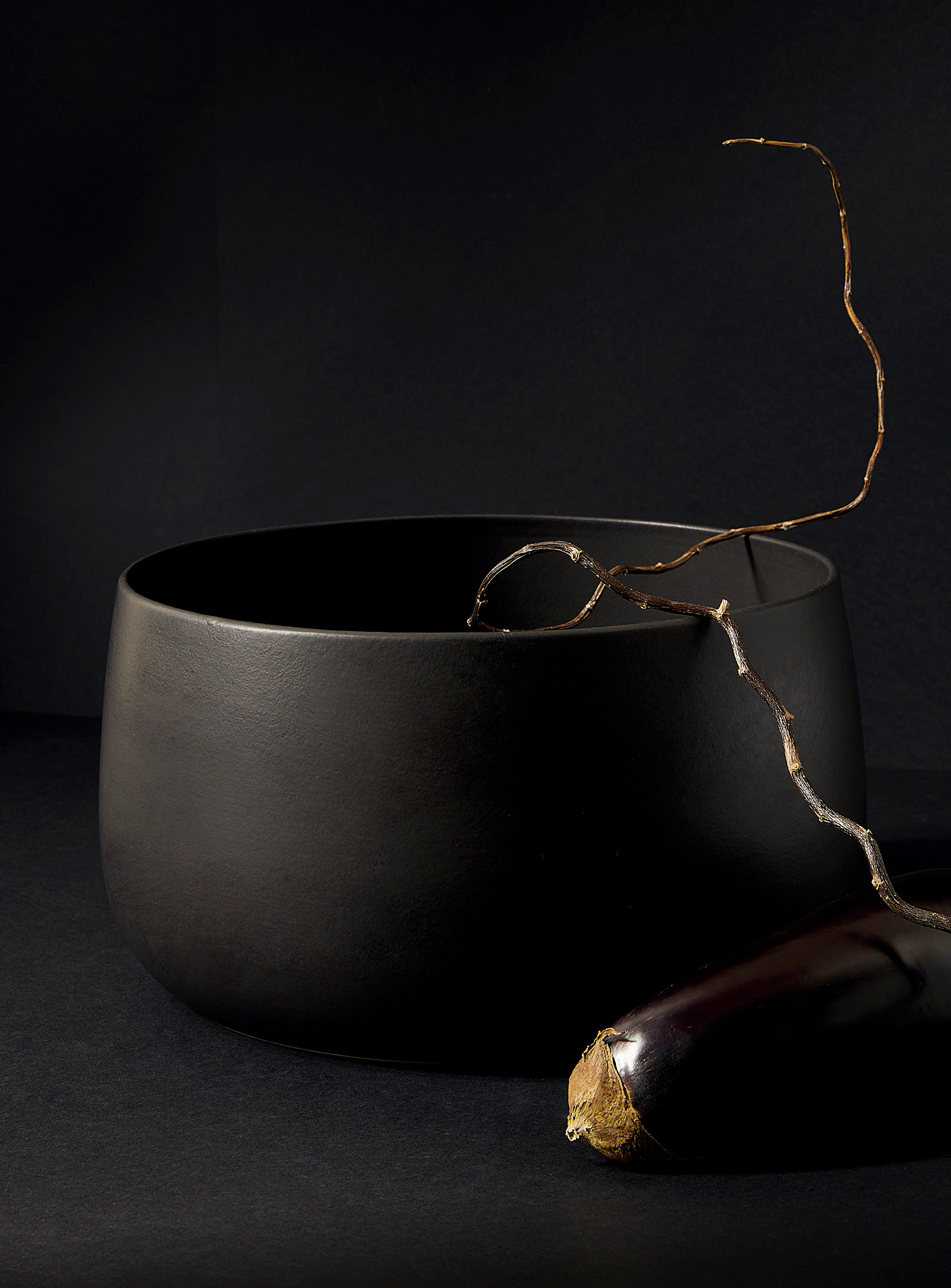Gharyan Stoneware Serving Bowl In Black