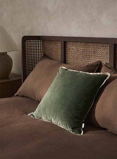 Contrasting trim velvet removable-cover cushion 45 x 45 cm
