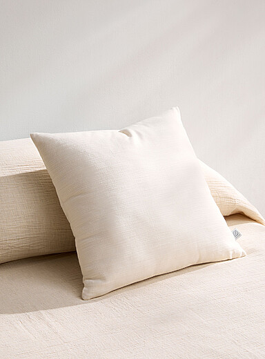 Le coussin d&eacute;houssable d&eacute;licatement textur&eacute; 45 x 45 cm