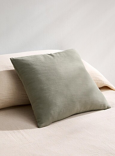 Le coussin d&eacute;houssable d&eacute;licatement textur&eacute; 45 x 45 cm