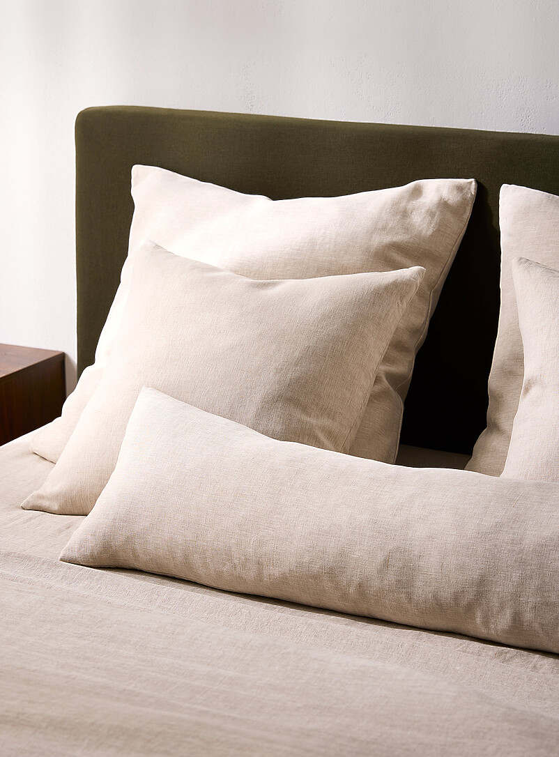 Simons Maison: Le coussin d&eacute;houssable uni pur lin Bourre en plumes 30 x 90 cm Sable