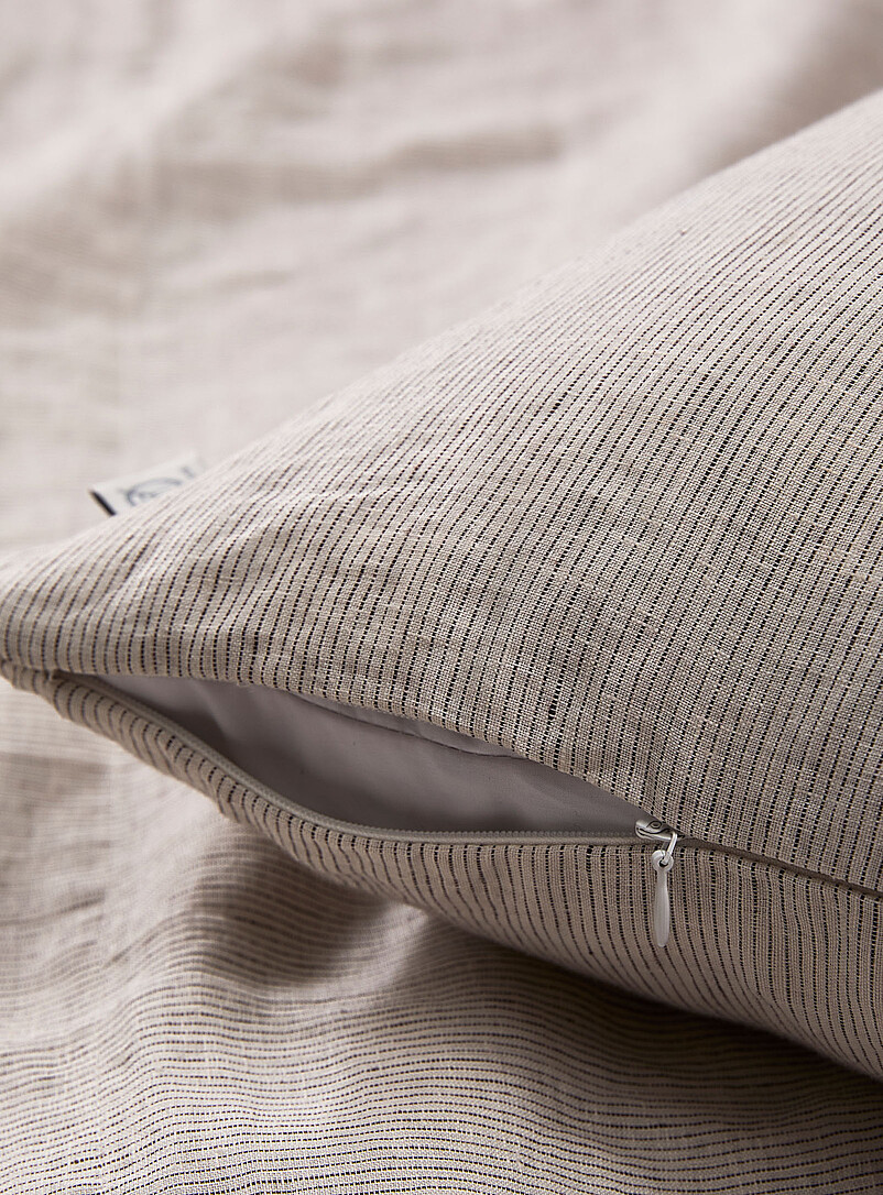 Simons Maison: Le coussin d&eacute;houssable fines rayures pur lin 50 x 50 cm Blanc et noir