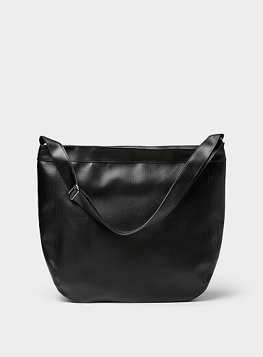Le grand sac bandouli&egrave;re faux cuir grenu