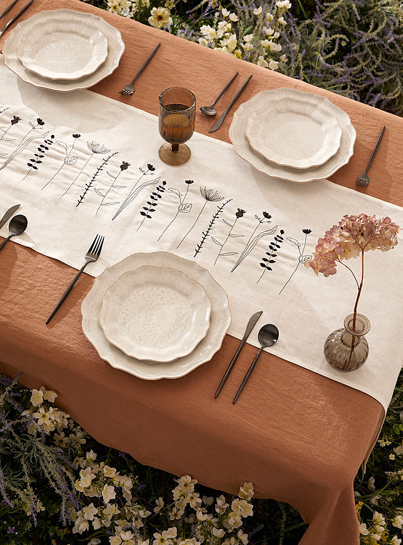 Jennifer Slattery: Le chemin de table pur lin brodé fleurs noires 45 x 200 cm Blanc à motifs