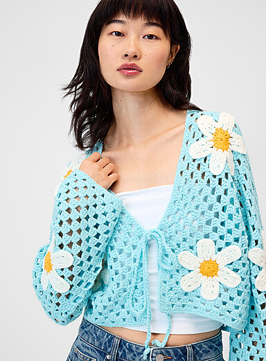 Le cardigan tricot ajour&eacute; marguerites