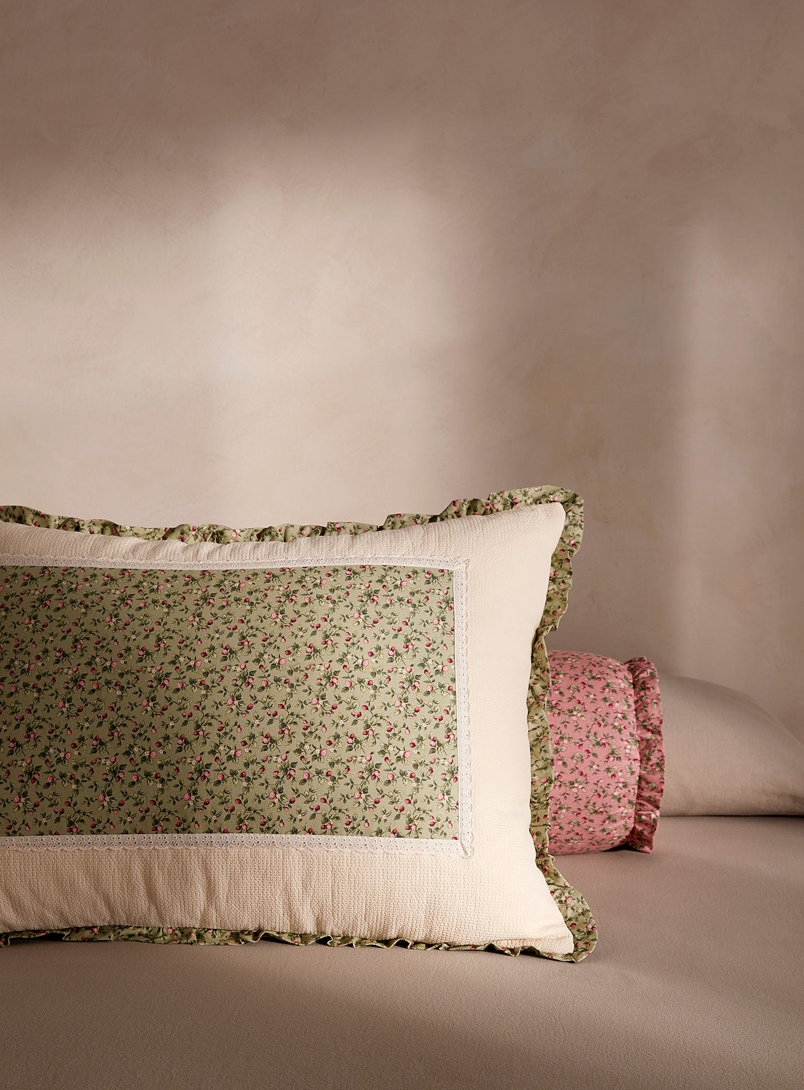 Simons Maison Small Strawberry Ruffled Cushion 50 X 70 Cm In Green