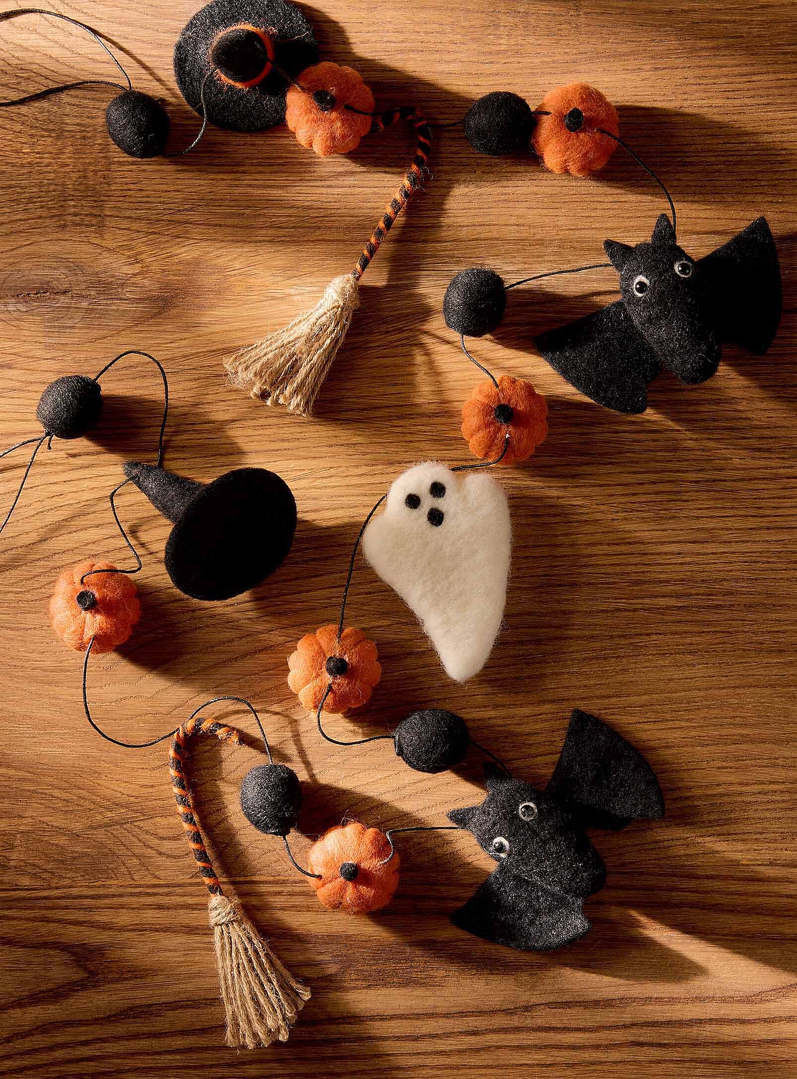 Halloween symbols garland<br><b>Halloween Collection</b>