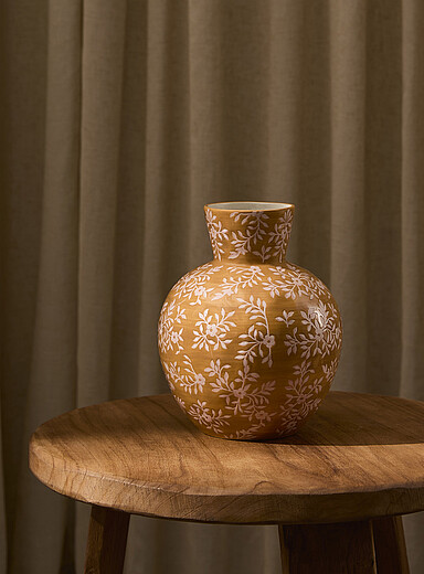 Le vase ocre arrondi fleurs roses