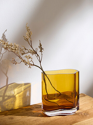 Le vase courbe irr&eacute;guli&egrave;re verre ambr&eacute;