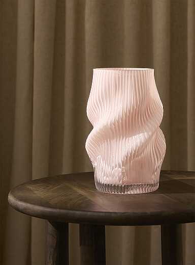 Le vase rose p&acirc;le rainur&eacute; et torsad&eacute;