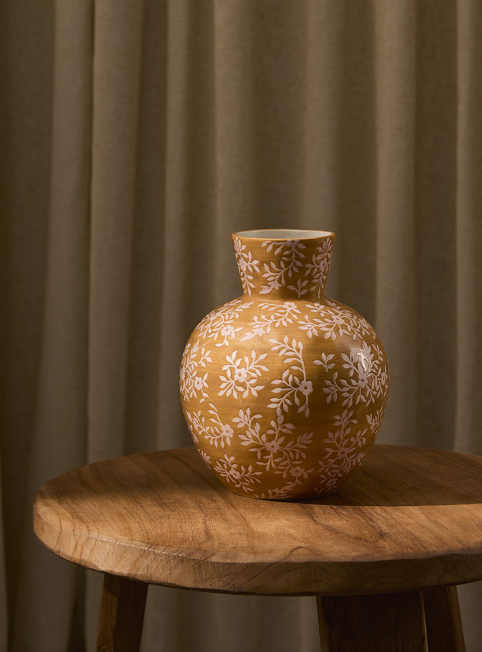 Le vase ocre arrondi fleurs roses