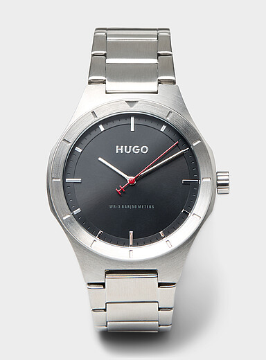La montre argent&eacute;e cadran noir