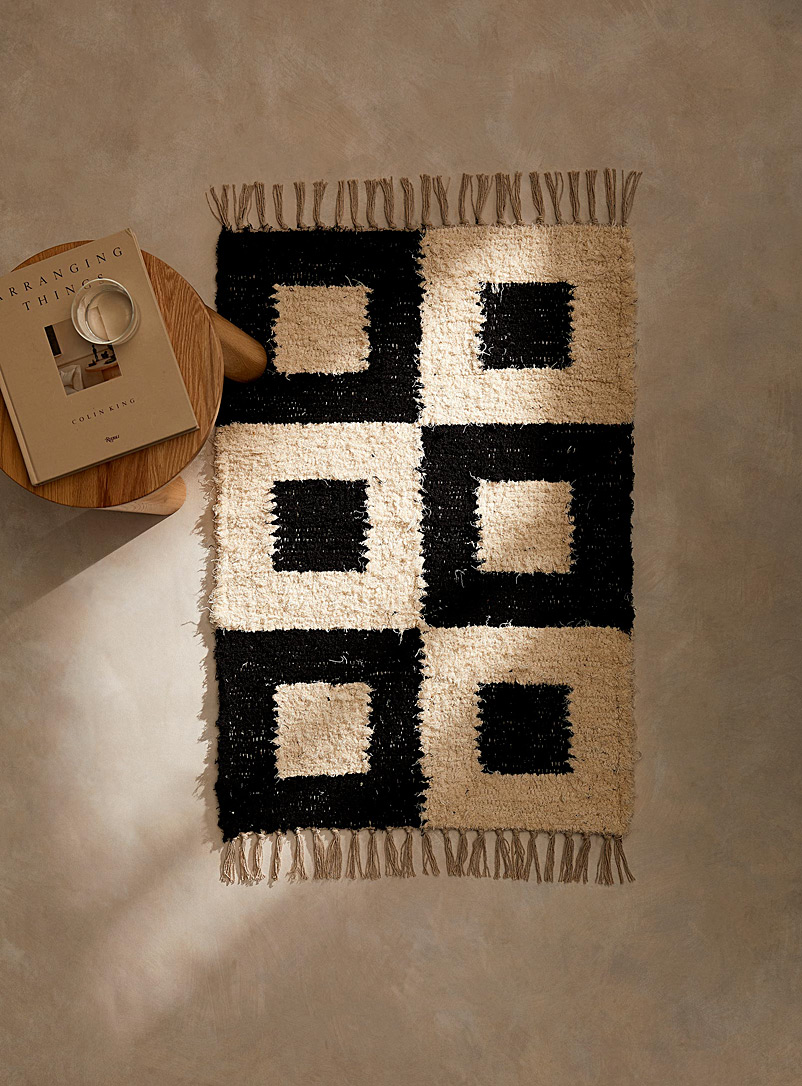 Simons Maison: Le petit tapis artisanal pelucheux deux tons Voir nos formats offerts Blanc et noir