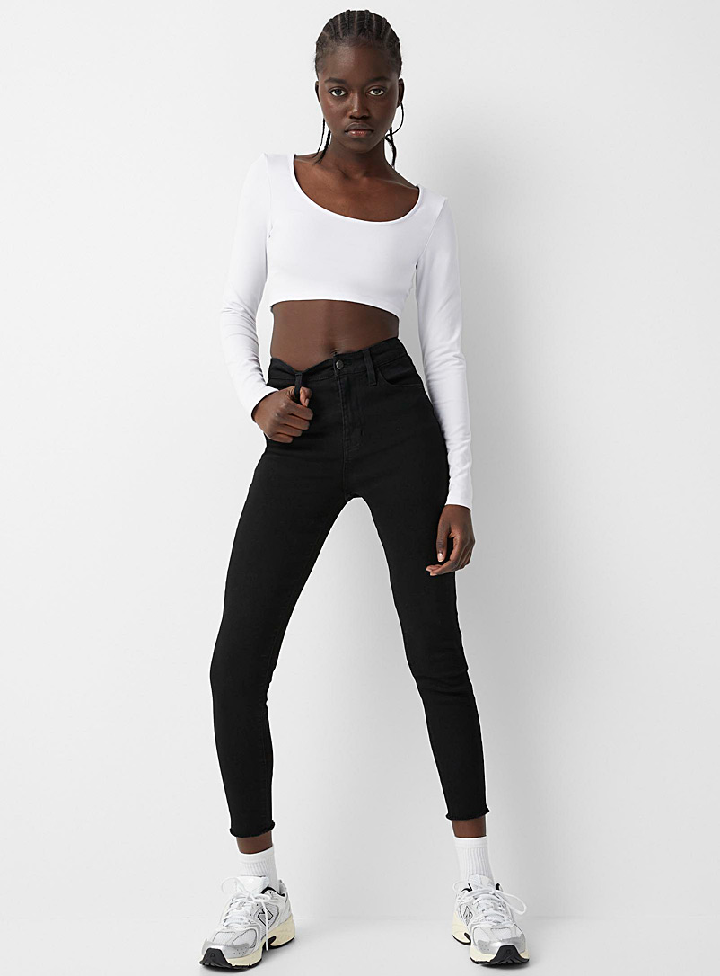 Twik: Le jean ajusté taille haute bords effilochés Noir pour femme