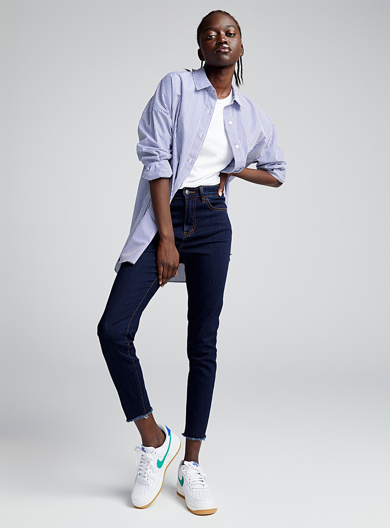 Twik: Le jean ajusté taille haute bords effilochés Bleu foncé - Indigo pour femme