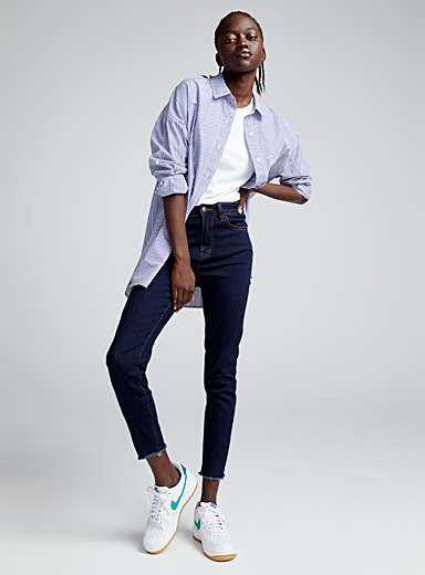 Twik: Le jean ajusté taille haute bords effilochés Bleu foncé pour femme