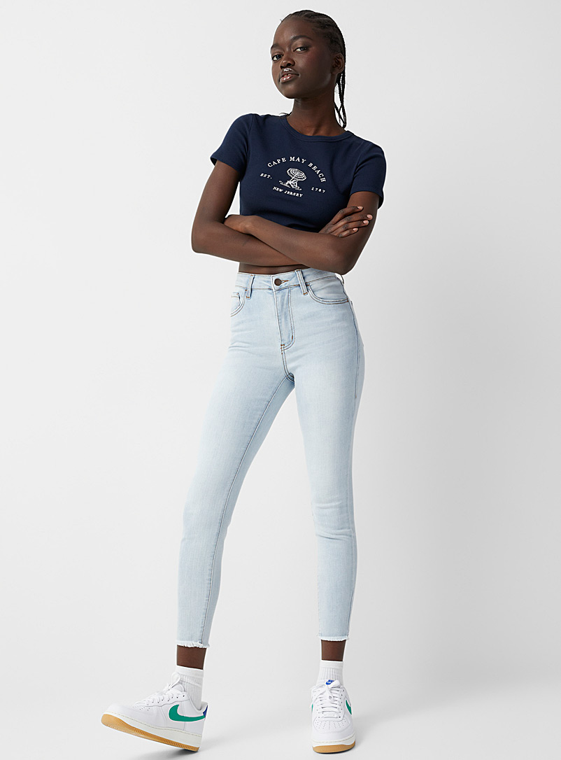 Twik: Le jean ajusté taille haute bords effilochés Bleu moyen-ardoise pour femme