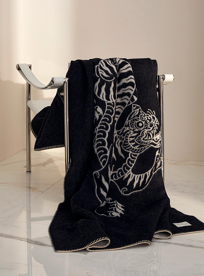 BLACKSAW: Le jeté réversible pure laine tigre Voodoo 134,5 x 178 cm Noir
