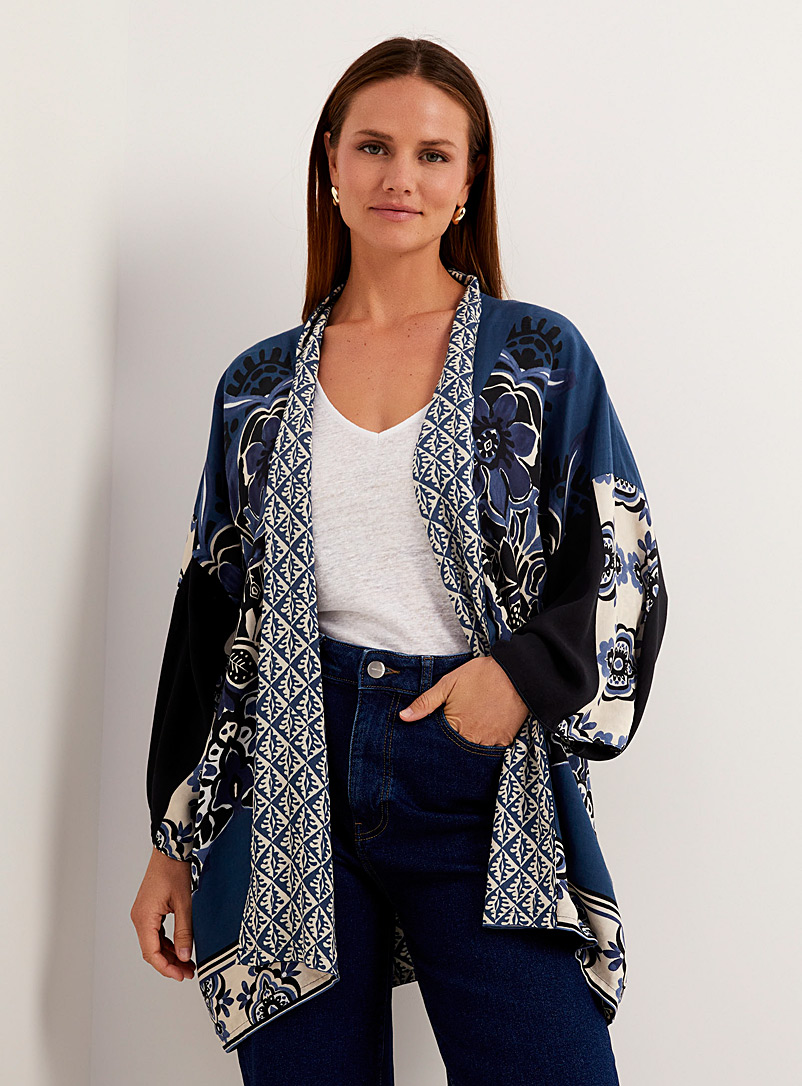 Contemporaine: Le kimono réversible imprimé bohème Bleu à motifs pour femme