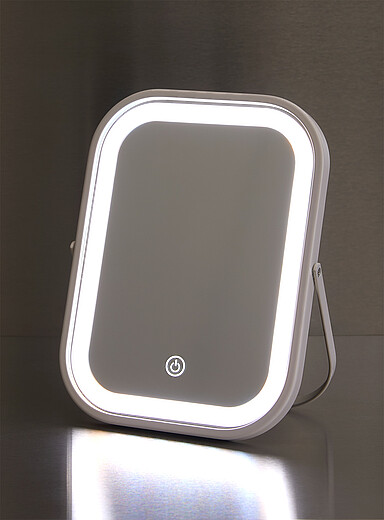 Le miroir &agrave; lumi&egrave;re DEL rechargeable