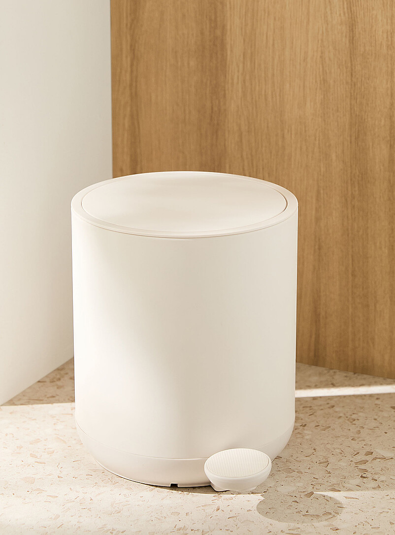 Soft-close smooth feel trash can product image (primary)