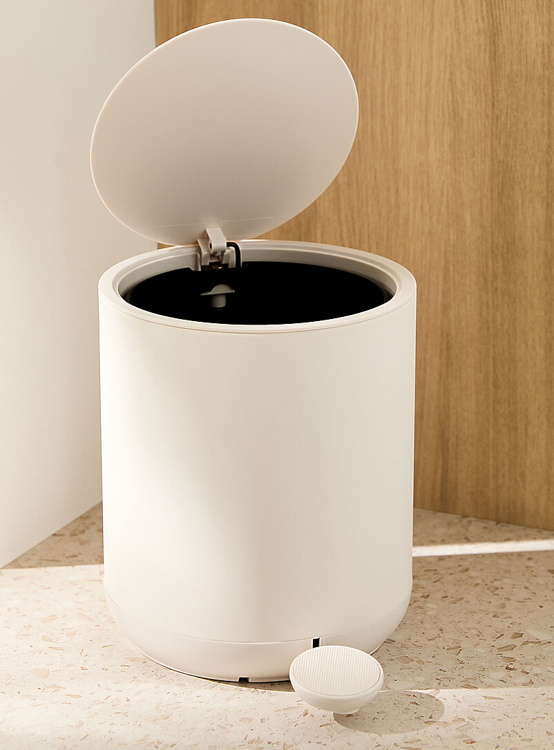 Soft-close smooth feel trash can product image 2