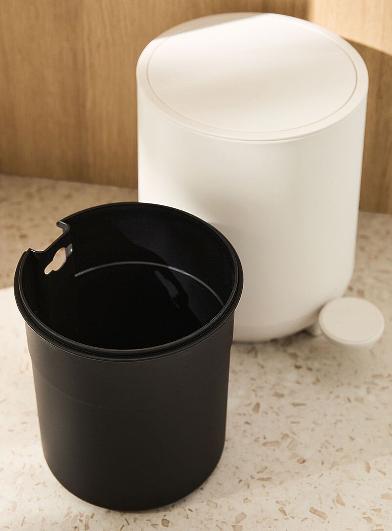 Soft-close smooth feel trash can product image 3