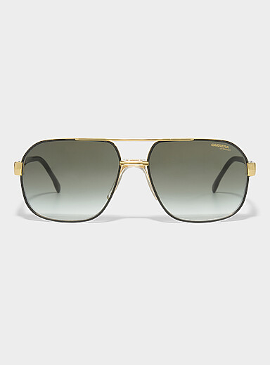 Les lunettes de soleil aviateur accents dor&eacute;s