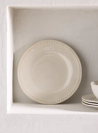 La grande assiette blanche pois relief