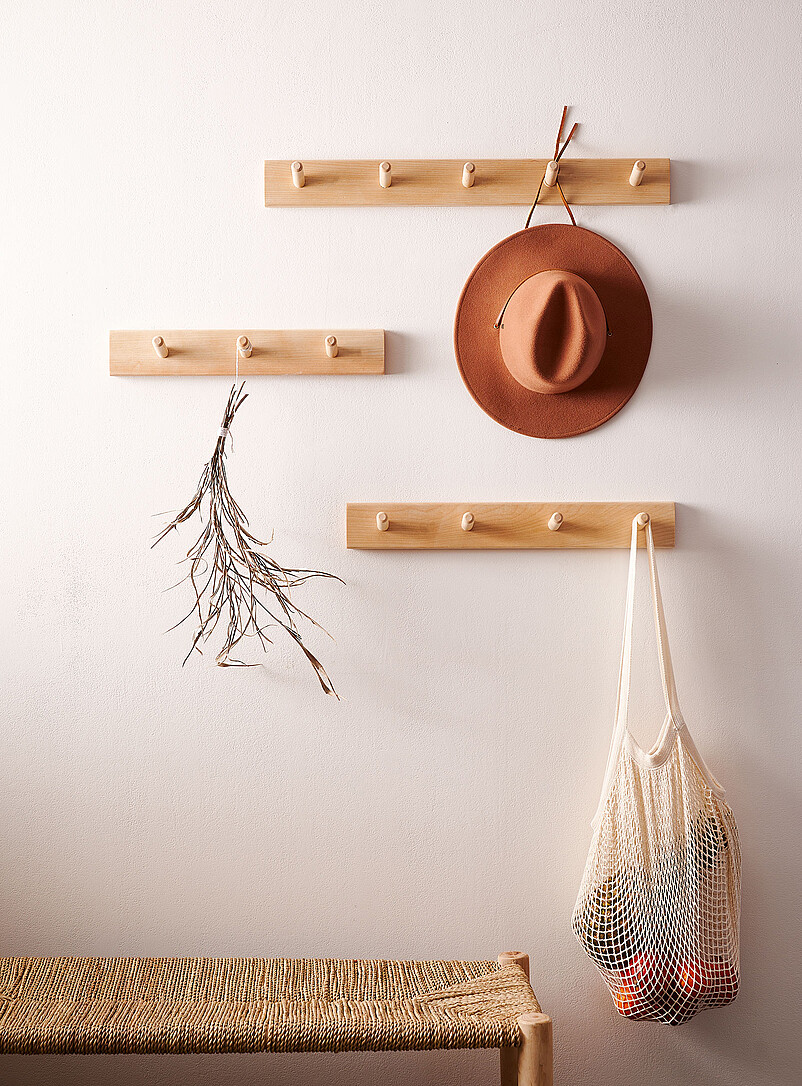 PORTE-MANTEAU MURAL Gerda 50 Bois massif, avec 5 crochets et étagère couleurs naturelles PORTE-MANTEAU MURAL Gerda 50 Bois massif, avec 5 crochets et étagère couleurs naturelles