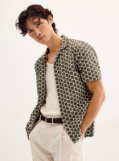 La chemise col ouvert cercles broderies