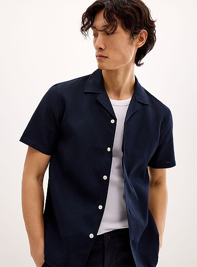 La chemise col ouvert gaufr&eacute;e <b>Coupe relaxe</b>