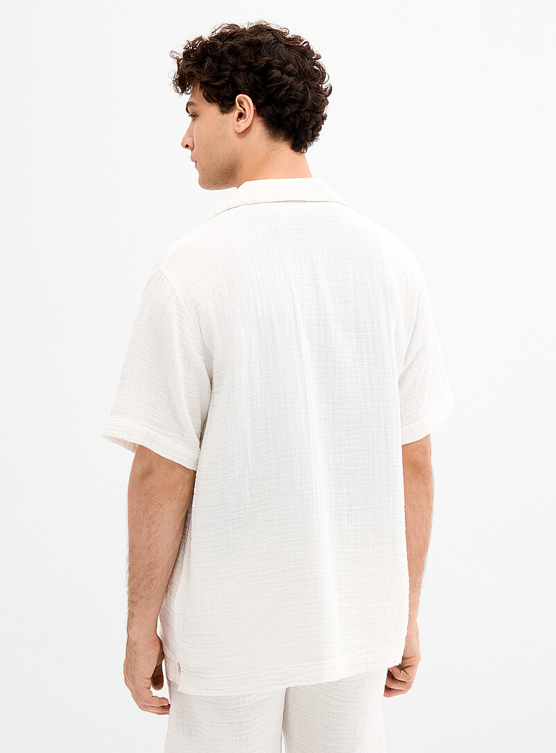 Lindbergh: La chemise col ouvert gaze de coton <b>Coupe r&eacute;guli&egrave;re</b> Blanc cass&eacute; pour homme
