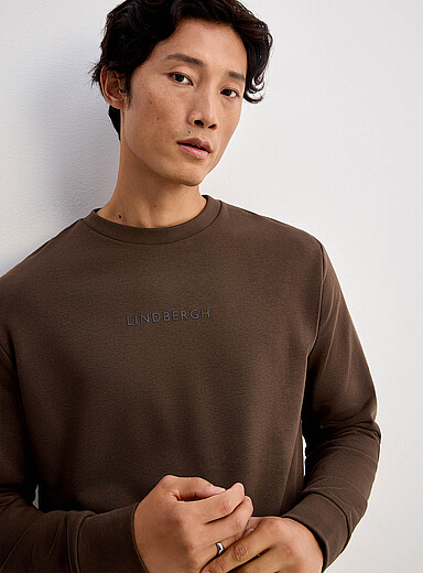 Le sweat &eacute;pur&eacute; logo <b>Coupe relaxe</b>