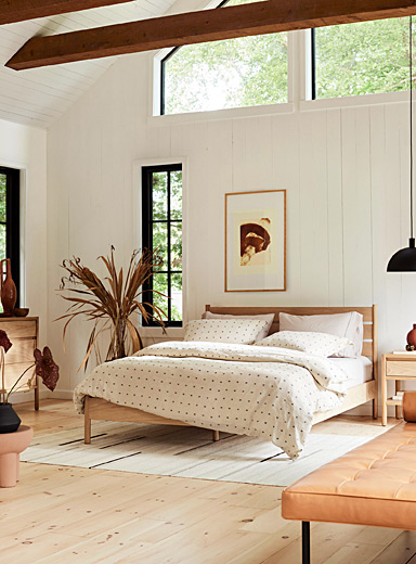 La structure de lit ajour&eacute;e en ch&ecirc;ne Pour matelas de format grand