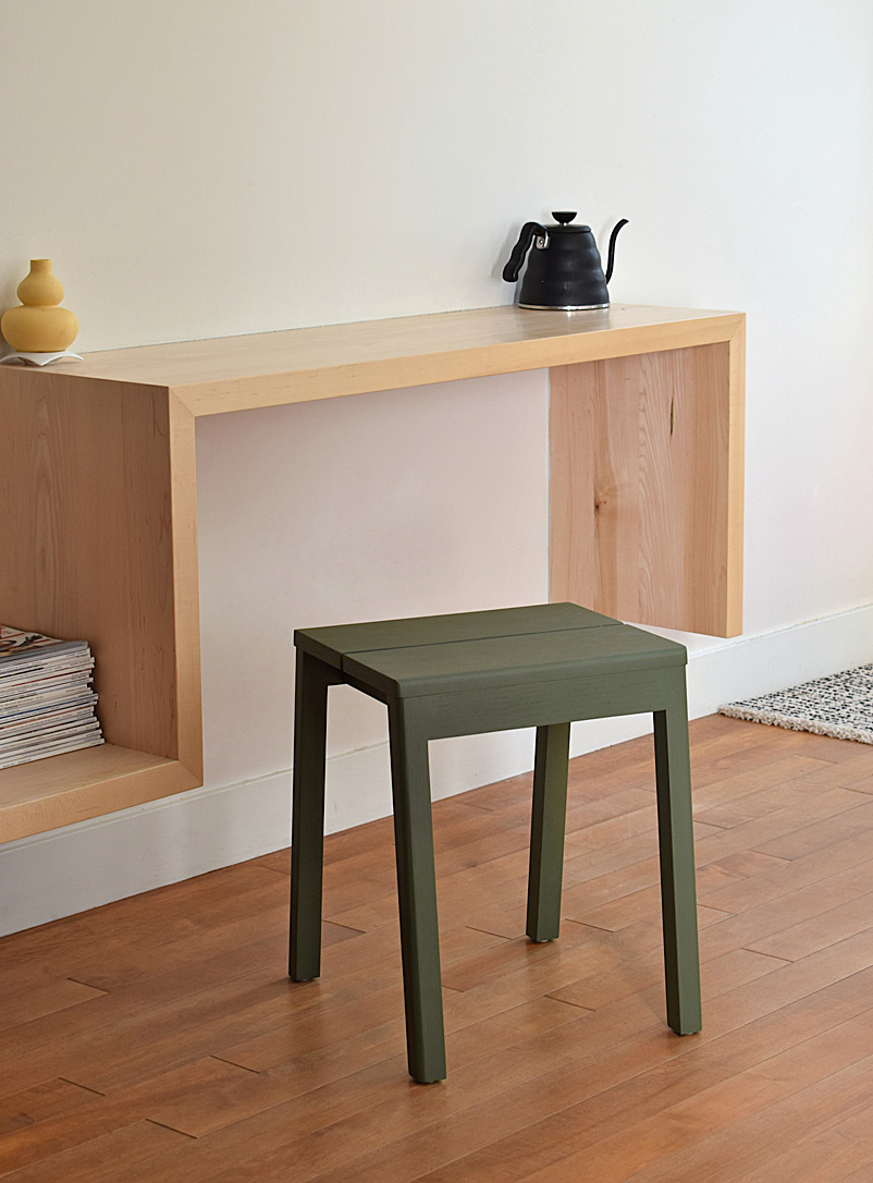 Essai Mobilier Green Same, Same wooden stool