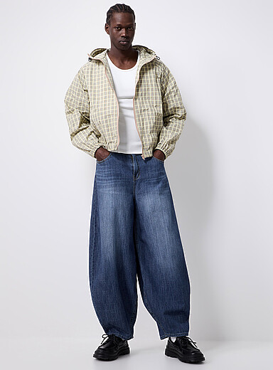 Le jean souple bleu fonc&eacute; Coupe ballon <b>Importation de S&eacute;oul</b>