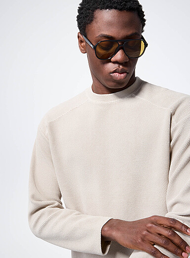 Le t-shirt manches raglan emboss&eacute; <b>Importation de S&eacute;oul</b>