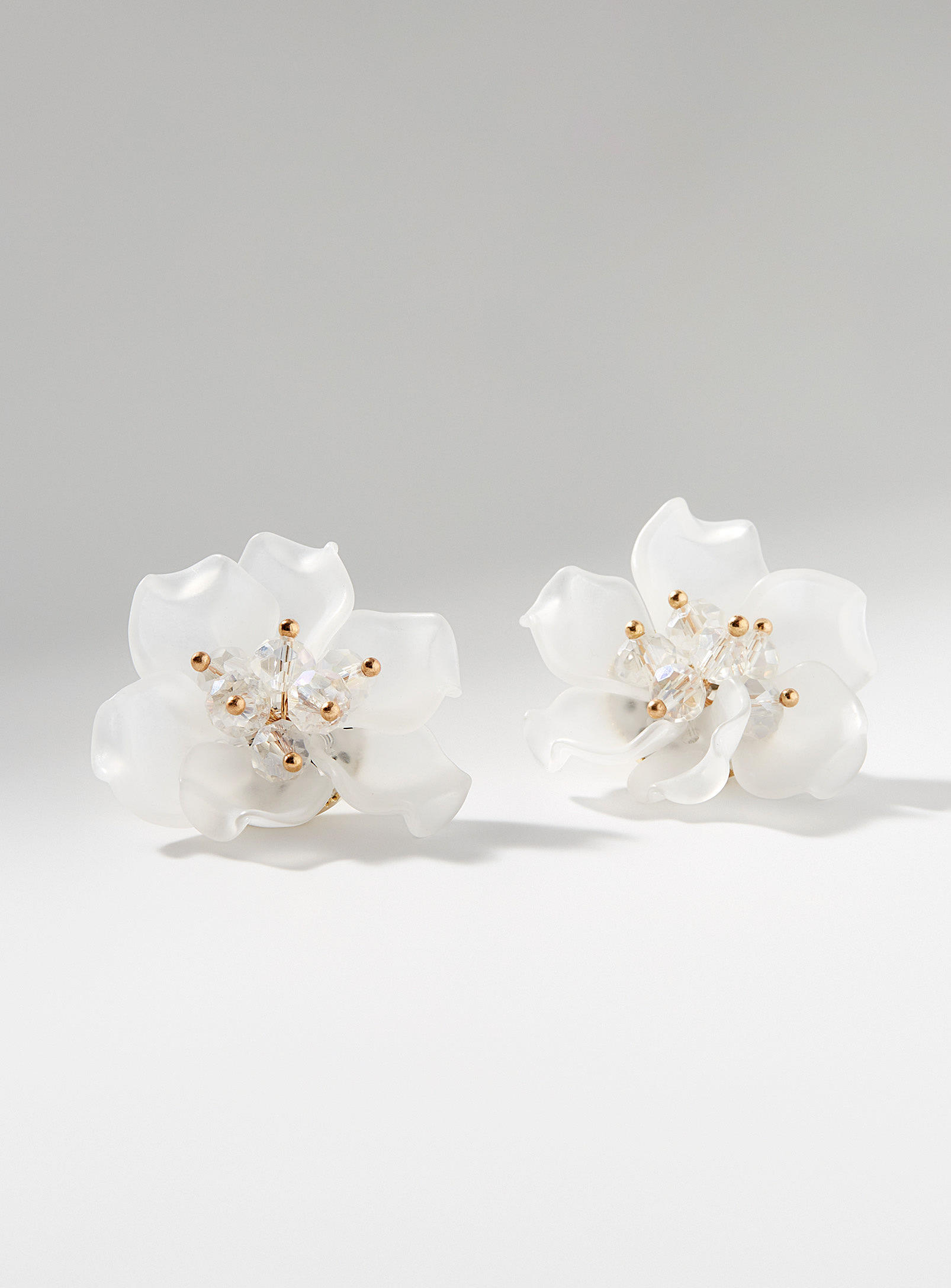 Simons - Les boucles d'oreilles fleurs blanches