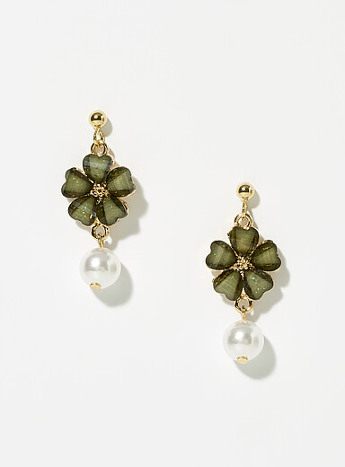 Les boucles d'oreilles fleurs et perles
