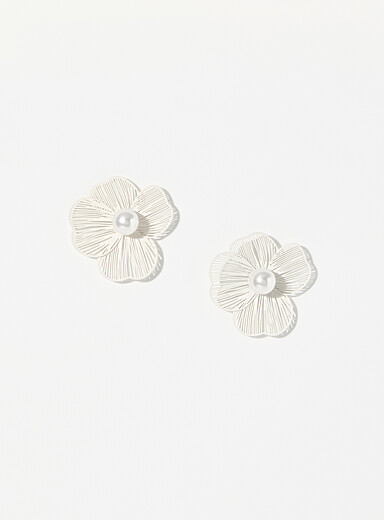 Les boucles d'oreilles fleur avec perle