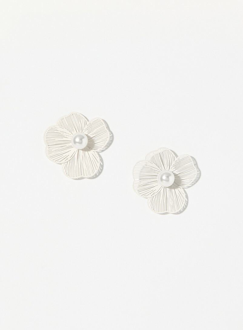 Flower and pearl earrings product image (primary)