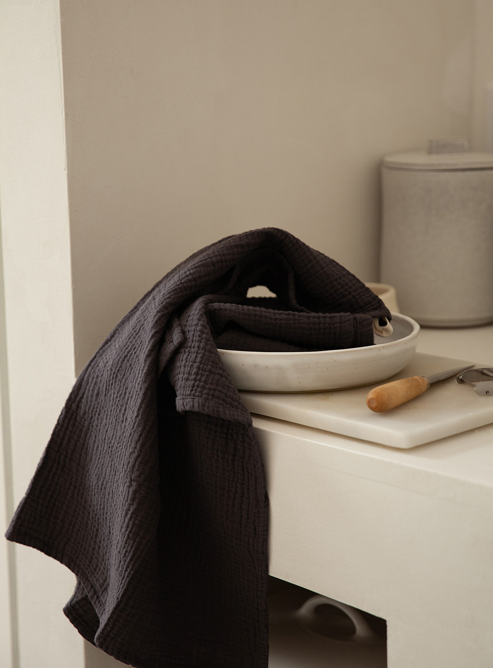 Les Écolorés Waffled Cotton Tea Towel Set In Charcoal