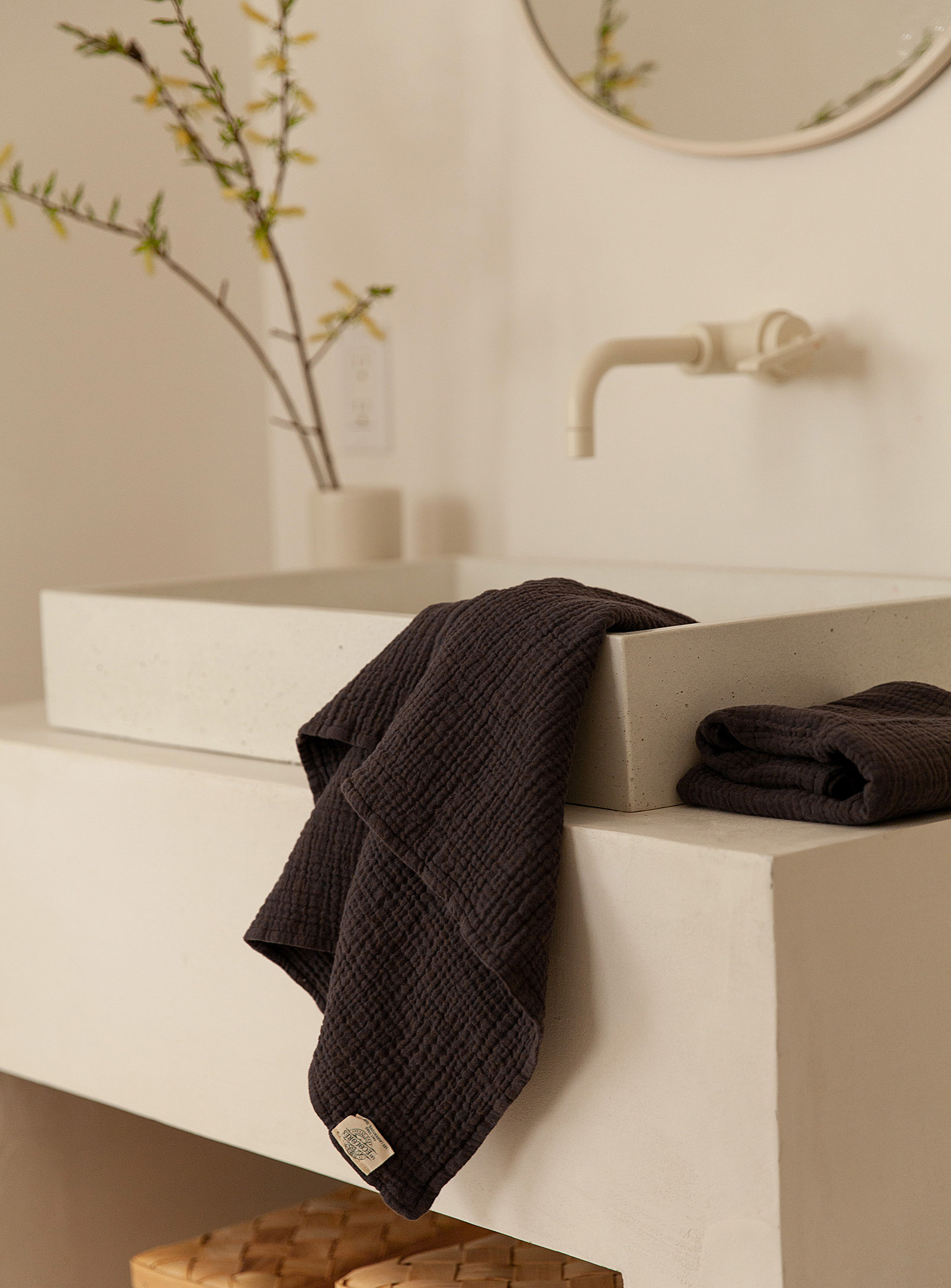 Les Écolorés Waffled Cotton Hand Towel Set In Charcoal