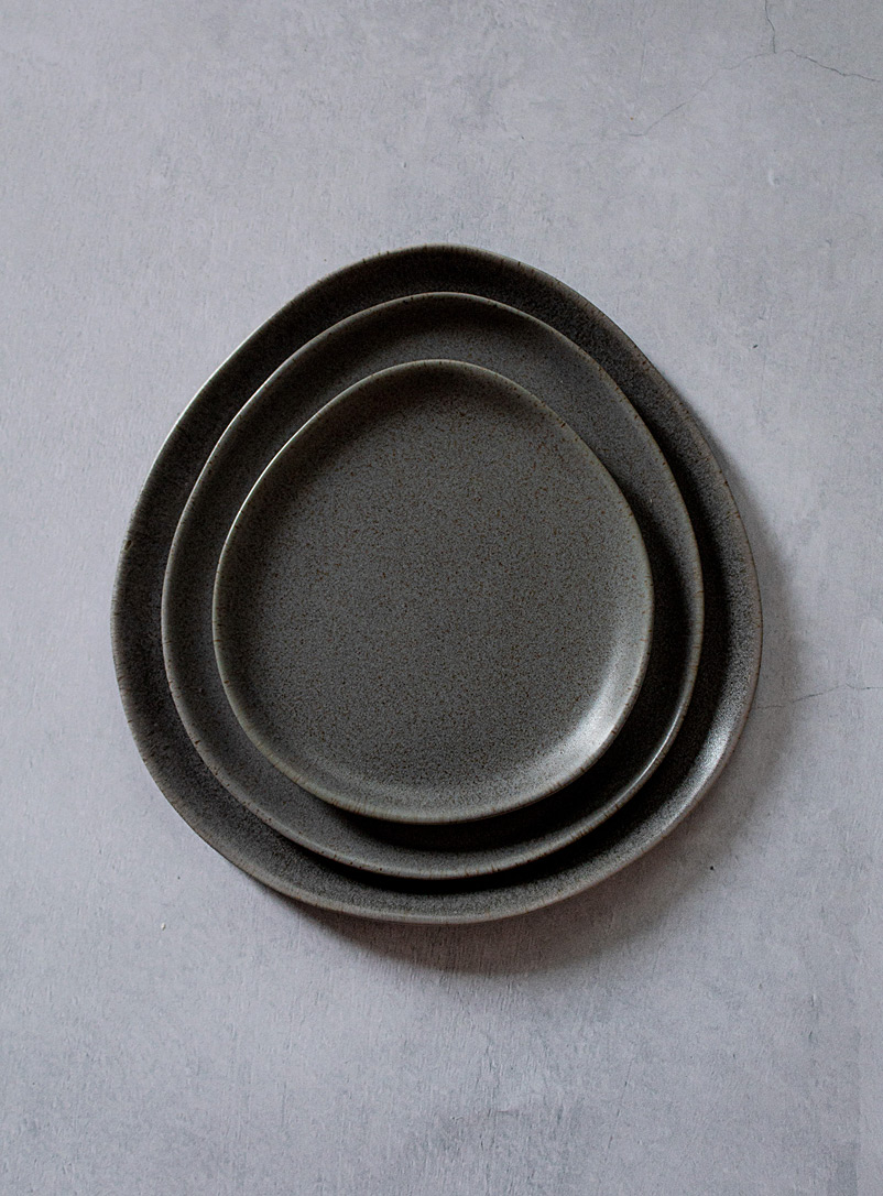Ateleï Charcoal Speckled stoneware teardrop plates Set of 3