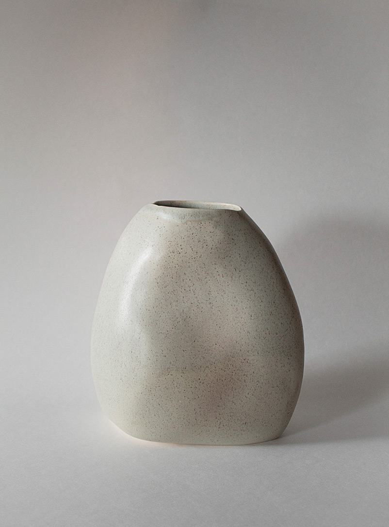 Ateleï Cream Beige Speckled stoneware pebble vase 19 cm tall