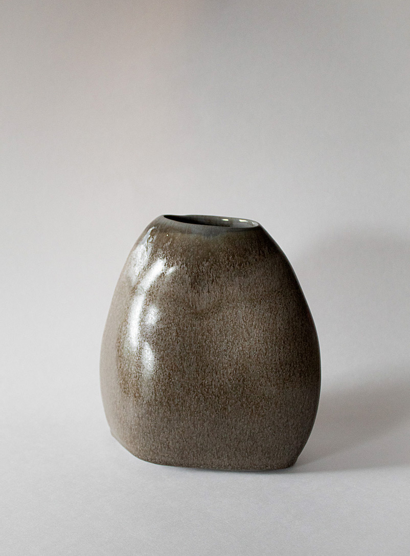 Ateleï Chocolate/Espresso Speckled stoneware pebble vase 19 cm tall