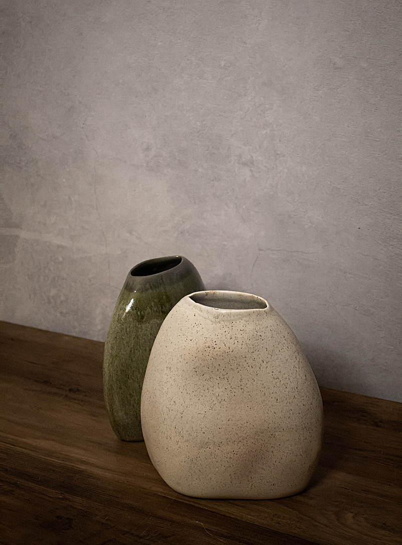 Ateleï: Le vase galet grès moucheté 19 cm de hauteur Charbon
