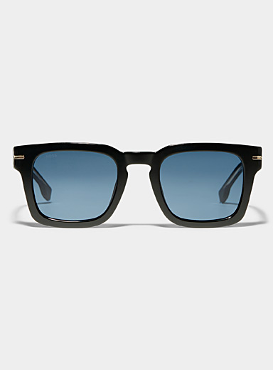 Les lunettes de soleil carr&eacute;s accent dor&eacute;